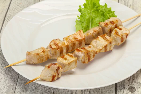 Gegrillter Schweinespieß serviert Salat — Stockfoto