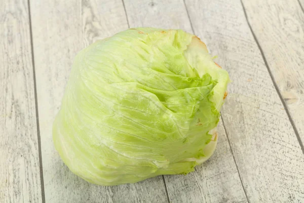 Verse rijp groene ijsberg salade — Stockfoto