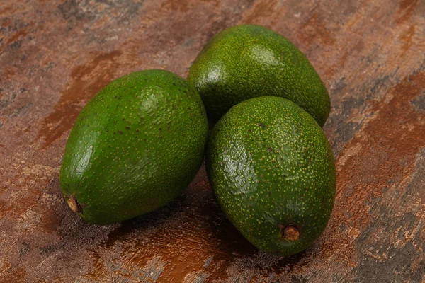 Avocado dietetico verde maturo - superfood — Foto Stock