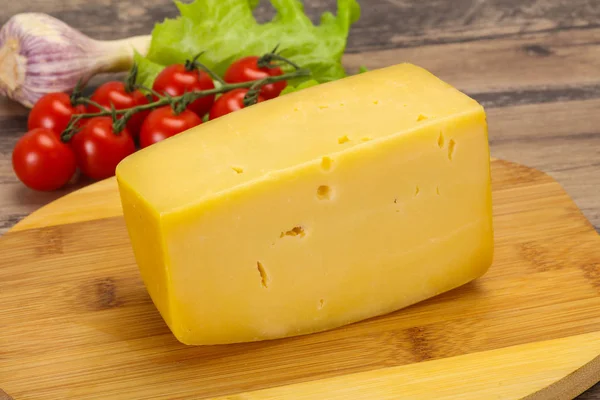 Kemény, sárga, ízletes sajttégla — Stock Fotó