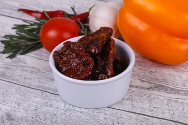 Zeytinyağlı kase kuru domates