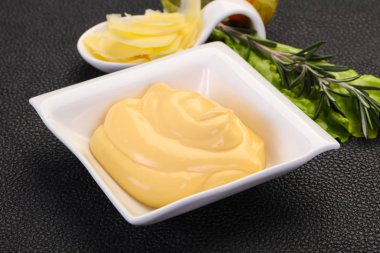 Kabın içinde peynir sos