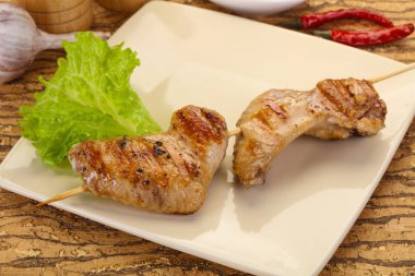 Tavuk kanatları şiş