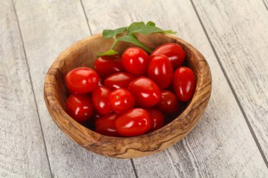 Kase kırmızı kiraz domates
