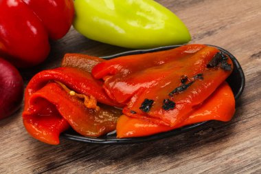 Marine edilmiş pişmiş kırmızı biber