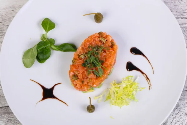 Tártaro com salmão e abacate — Fotografia de Stock