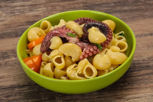 Nudeln mit Oktopus und gelben Tomaten — Stockfoto