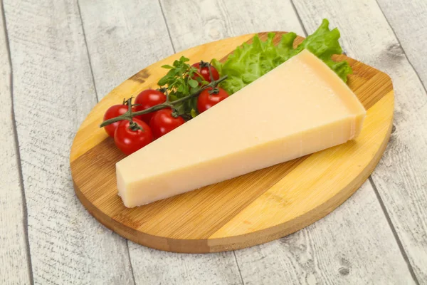 Triángulo italiano tradicional de queso parmesano —  Fotos de Stock