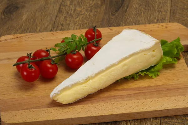 Σαλάτα με τυρί Μπρι — Φωτογραφία Αρχείου