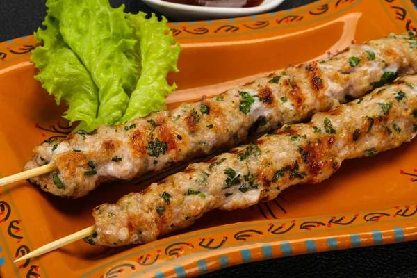 Darált sertés nyárson kebab mártással — Stock Fotó