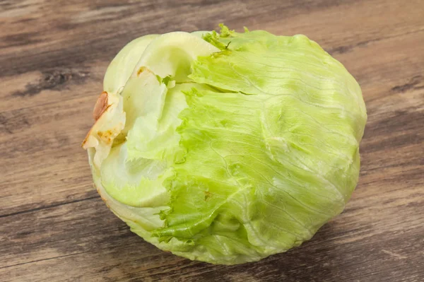 Salada fresca de Iceberg verde madura — Fotografia de Stock