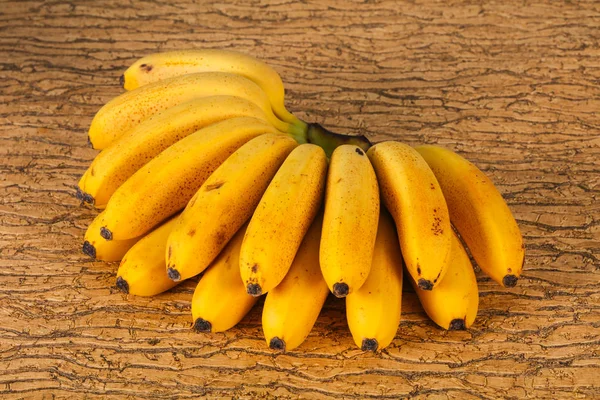 Reife süße Mini-Bananenhaufen — Stockfoto