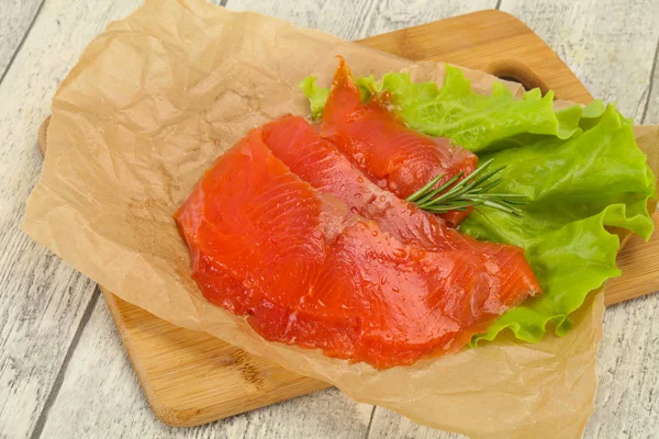 Filé de salmão fatiado servido alecrim — Fotografia de Stock