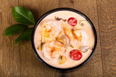 Tay tom yam çorbası