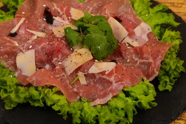 Beef carpaccio with parmesan cheese — Stock Photo, Image