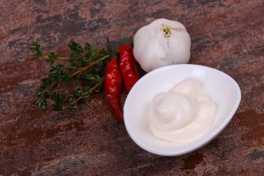 Kekik ve sarımsak mayonez sos beyaz kase