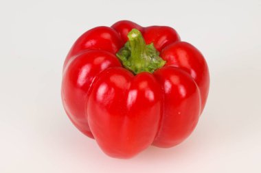 Olgun kırmızı dolma biber beyaza izole edilmiş.