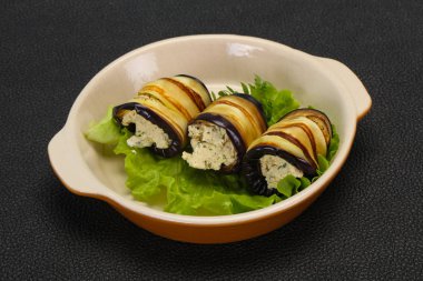 Peynir ve otlar ile patlıcan rulo dolması