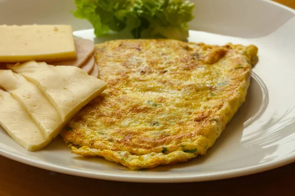 Omlet z serem i sałatką — Zdjęcie stockowe