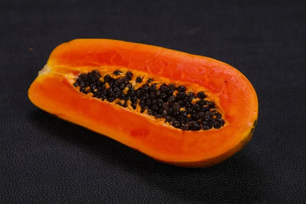Вкусные спелые фрукты папайя — стоковое фото