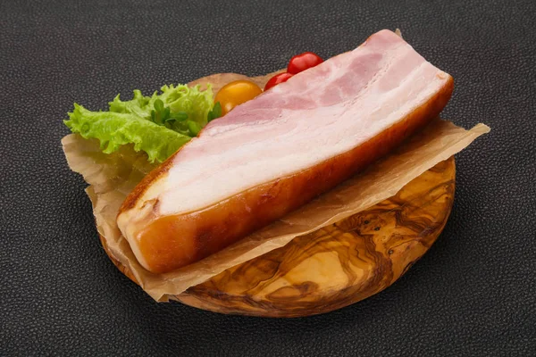 Geräucherte Schweinebrust mit Salatblättern — Stockfoto