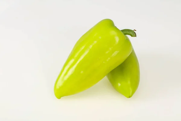 Γλυκιά πράσινη πιπεριά απομονωμένη σε λευκό — Φωτογραφία Αρχείου