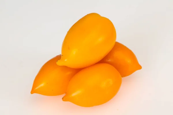 Tomate amarelo maduro isolado em branco — Fotografia de Stock