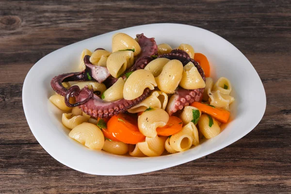 Pasta met octopus en gele tomaten — Stockfoto