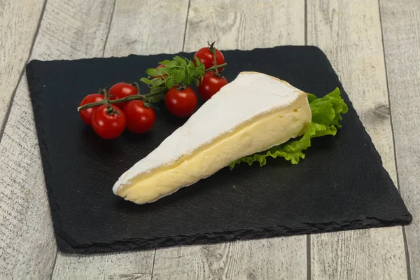 Triângulo de queijo Brie salada servida — Fotografia de Stock