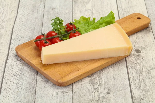 Triángulo italiano tradicional de queso parmesano —  Fotos de Stock