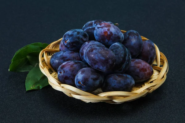 Ripe plum heap in the basket — Stock Photo, Image
