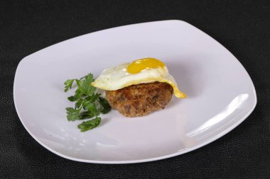 Yumurta ve kişniş ile sığır pirzola