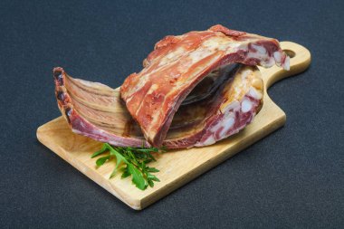 Ahşap arka plan üzerinde füme domuz kaburga