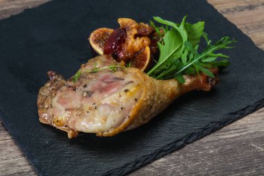 Kavrulmuş. Ördek. erik ve elma ile bacak