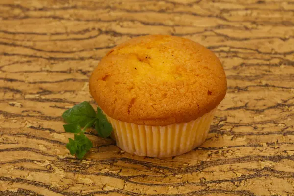 Bolo saboroso doce servido hortelã — Fotografia de Stock