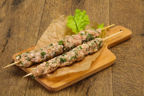 Rauwe gehakt varkens spiesje kebab voor Grill — Stockfoto