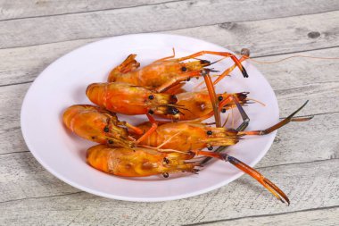 Tabakta ızgara su karidesi