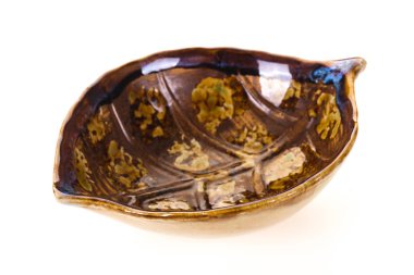 Kahverengi boş kase beyaz izole