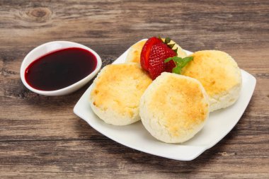 Reçel ve stravberry ile lor krep