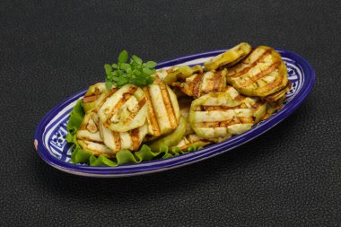 Izgara patlıcan dilimleri fesleğen servis