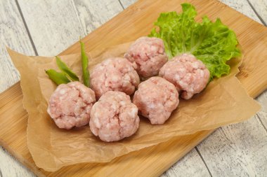 Ev yapımı Çiğ domuz eti pişirme için kıyılmış köfte