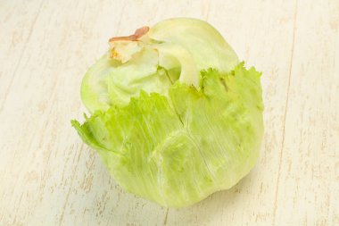 Taze olgun yeşil buzdağı salatası