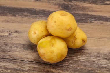 Genç küçük mevsimlik patates yığını