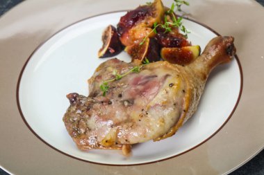 Kavrulmuş. Ördek. erik ve elma ile bacak