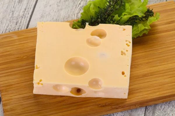 Tijolo de queijo Maasdam — Fotografia de Stock