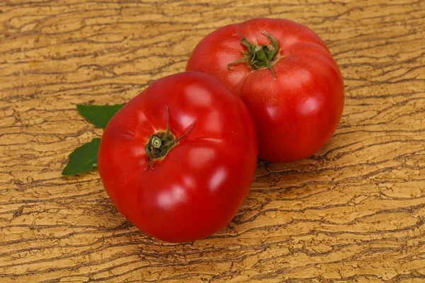 Tomate mûre sur fond en bois — Photo