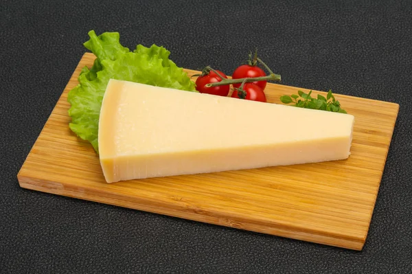 Triangle de fromage parmesan traditionnel italien — Photo