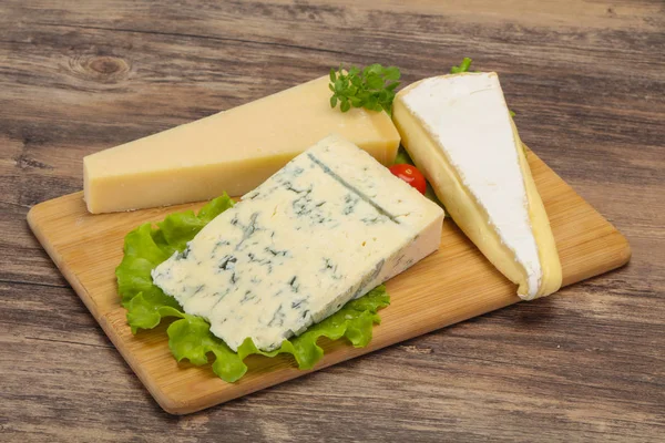 Mistura de triângulo de queijo - gorgonzola, brie, parmesão — Fotografia de Stock