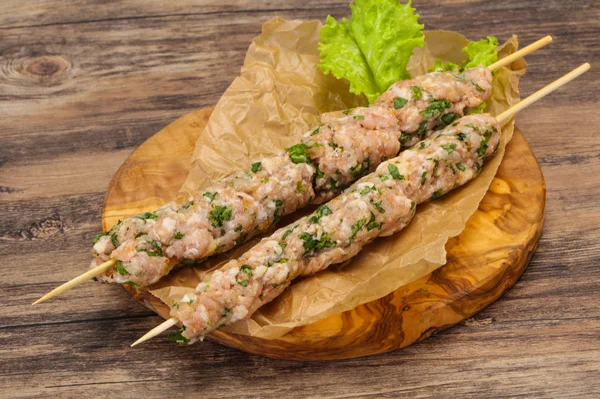 Rå fläskfärs spett kebab för grill — Stockfoto