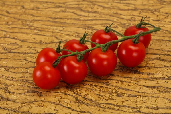 Kypsiä tomaatteja oksalla — kuvapankkivalokuva